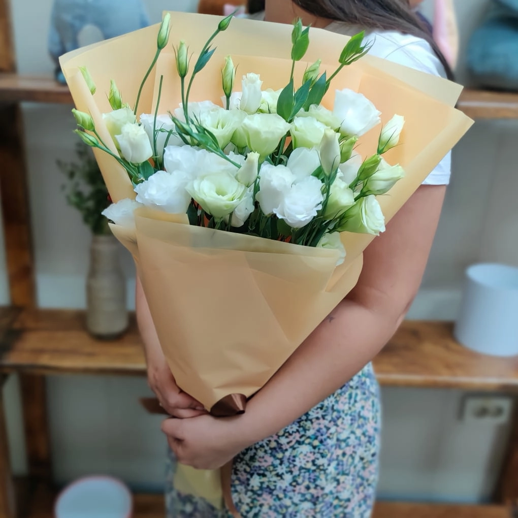 Ağ eustoma buketi
