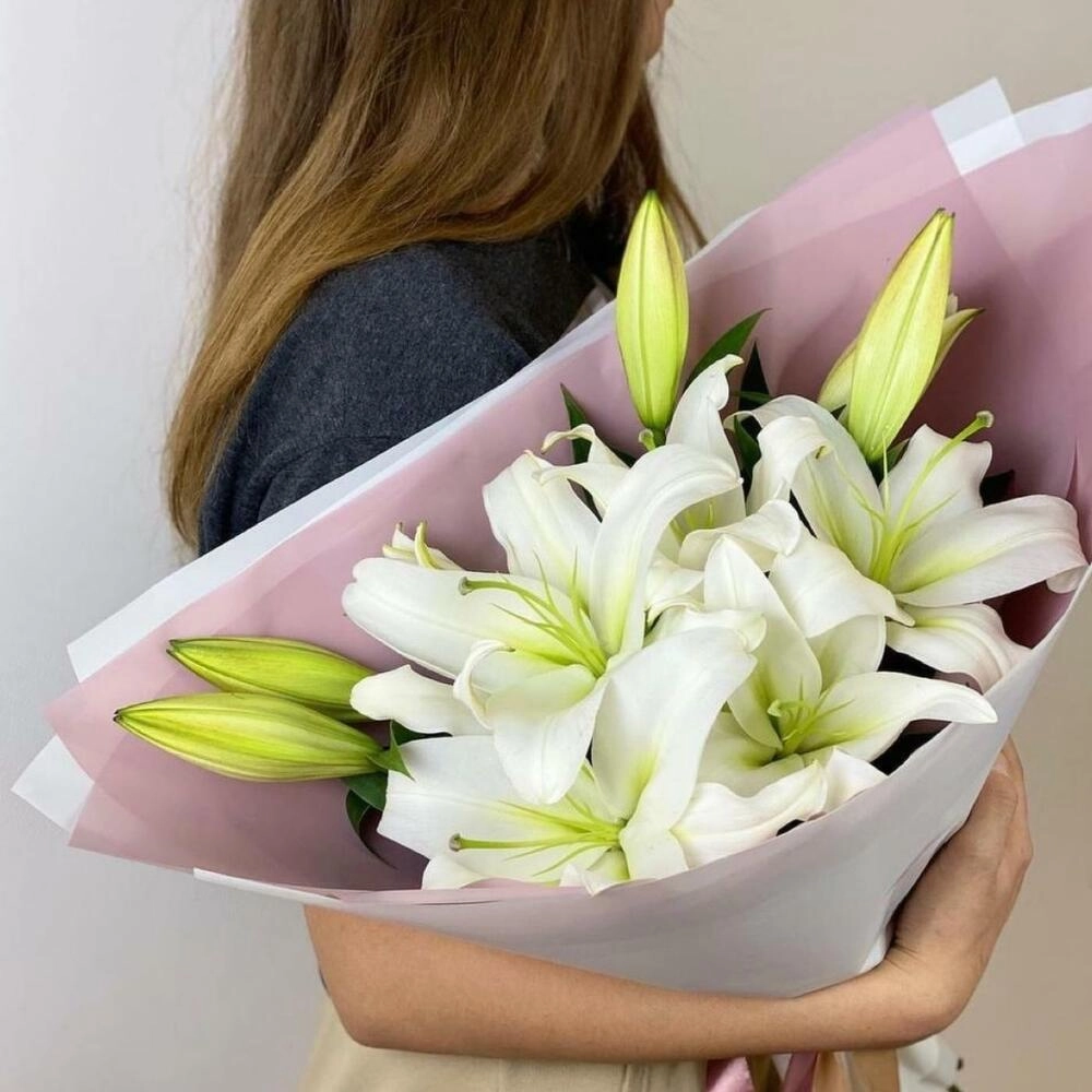 Ağ liliya buketi
