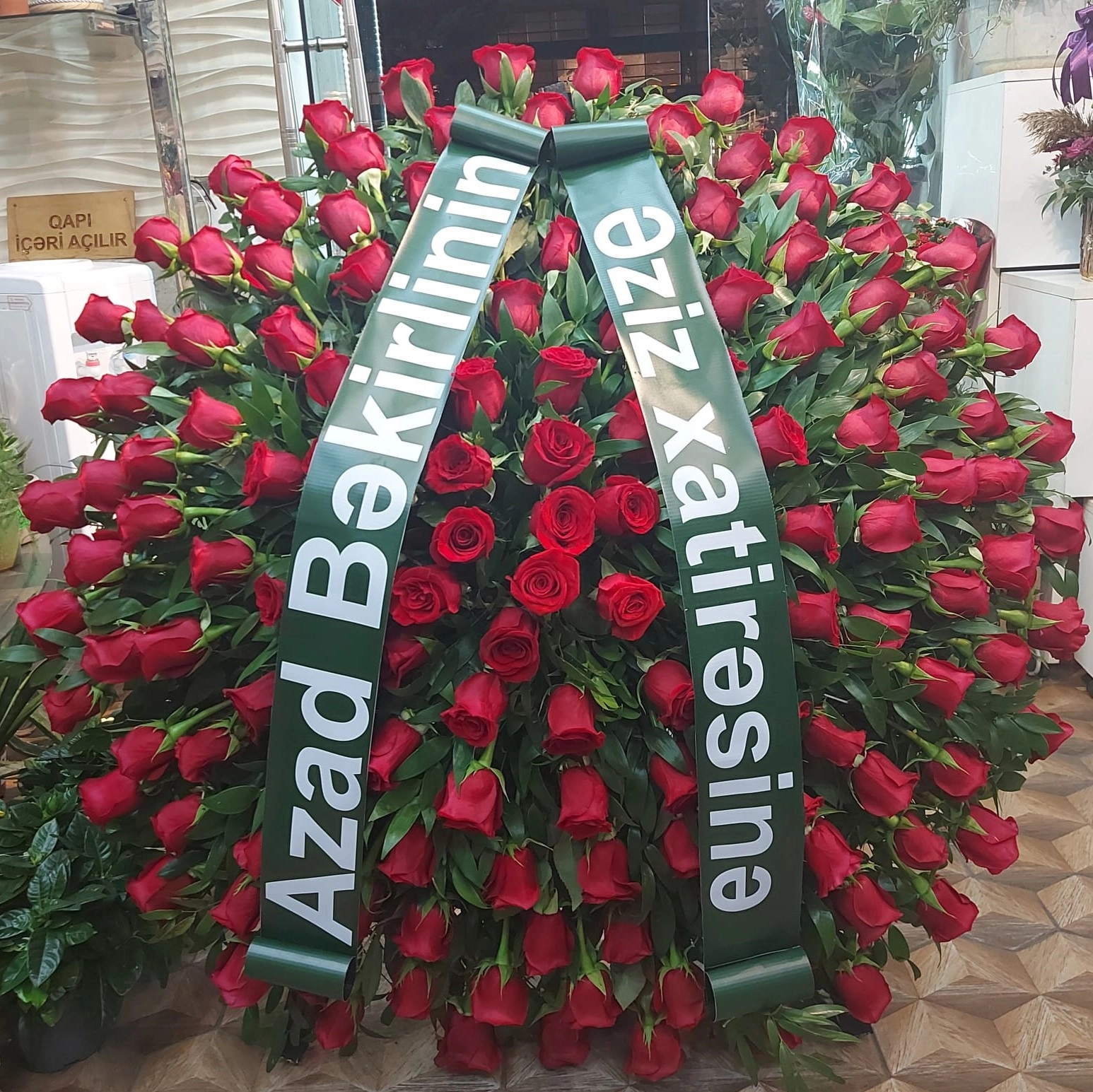 Məzar üstü güllər