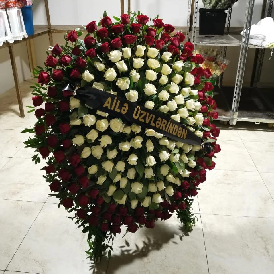 Ağ və qırmızı roza əklil