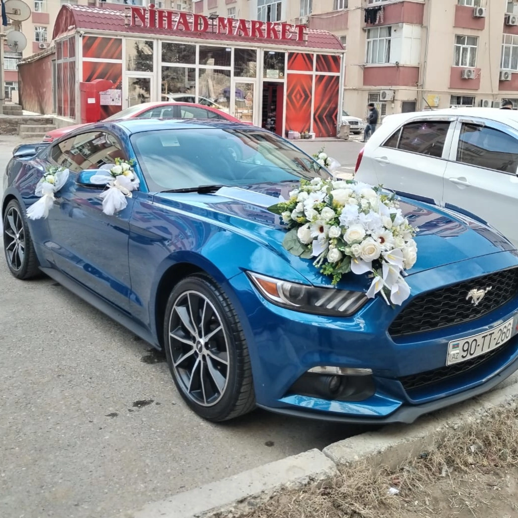 Maşın bəzədilmə suni güllərlə