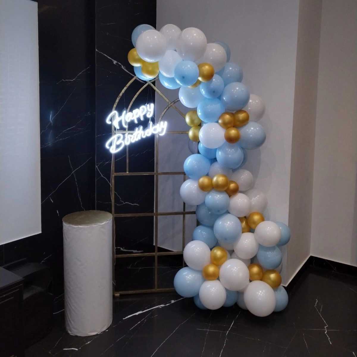 Ad günü dekoru neon işıqla
