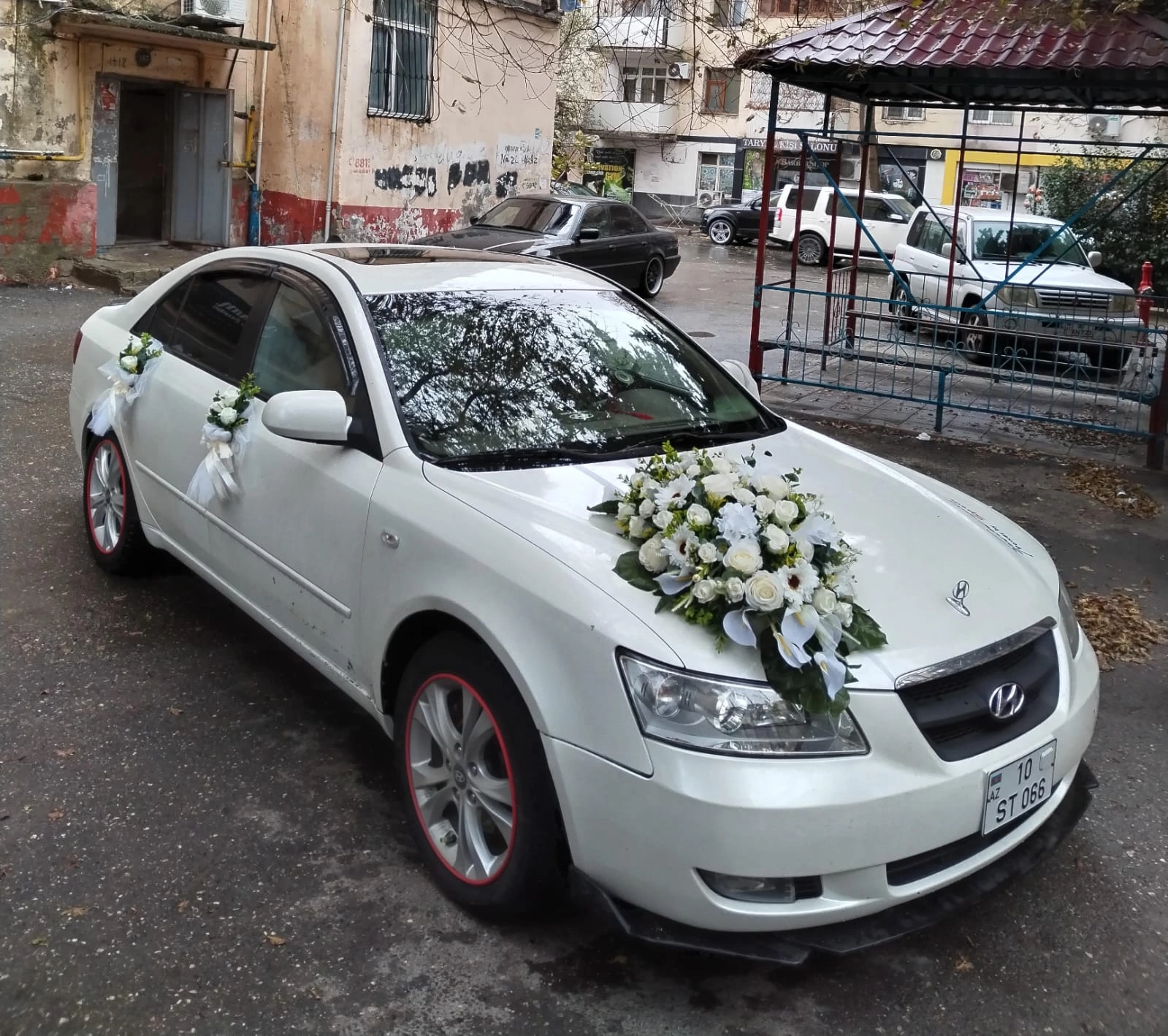 Maşın bəzədilmə ağ güllərlə