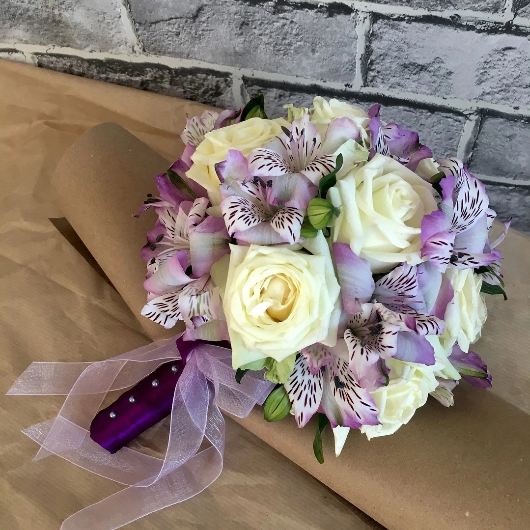 Gəlin buketi ağ roza ilə