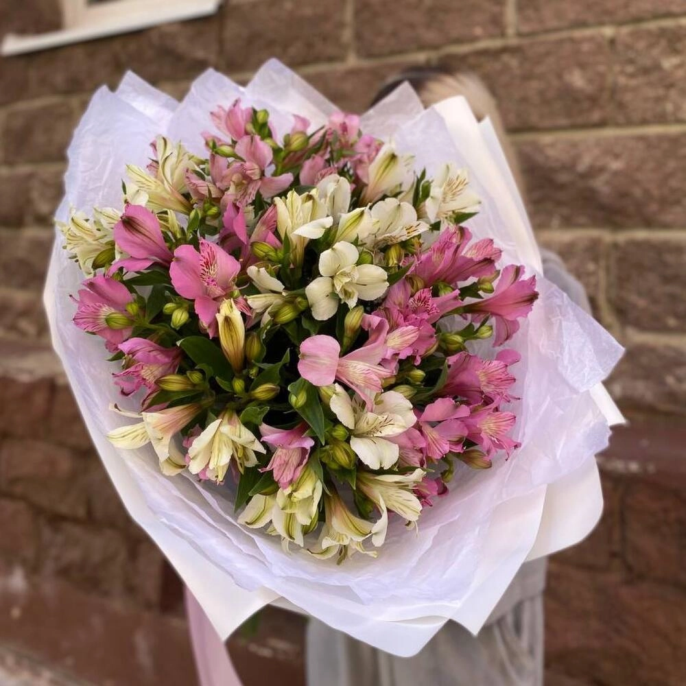 Gül buketi alstrameriya ilə