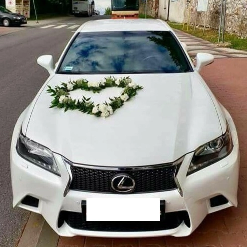 Maşın bəzədilməsi suni güllərlə