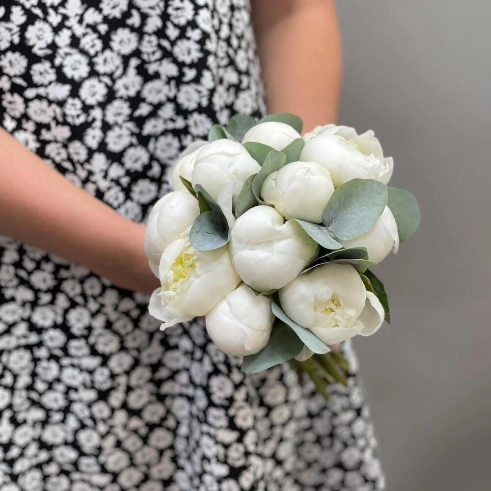 Gəlin buketi ağ pion ilə