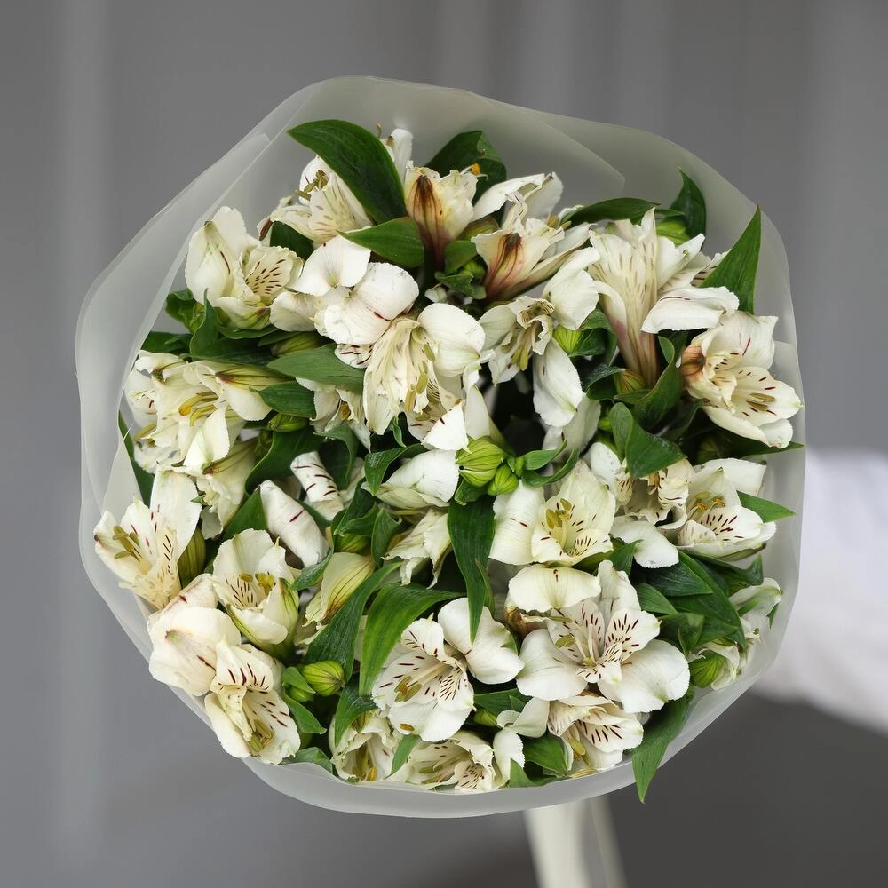 Gül buketi ağ alstrameriya