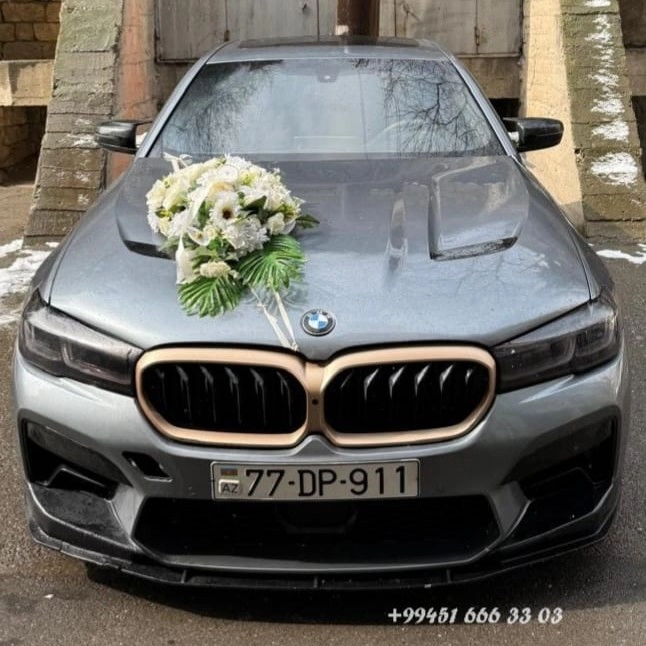 Maşın bəzəyi suni güllərlə