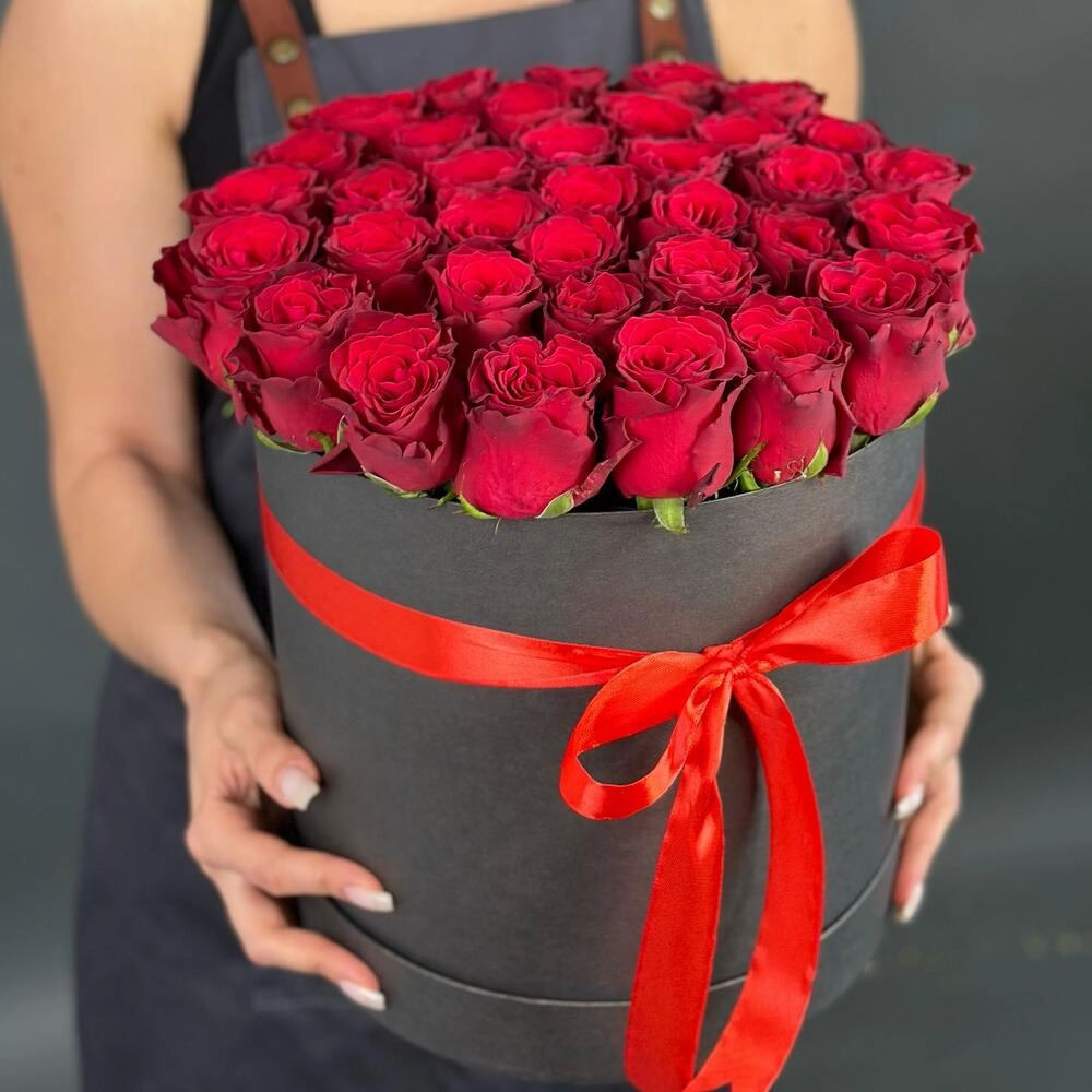 Qutuda qırmızı qızılgüllər