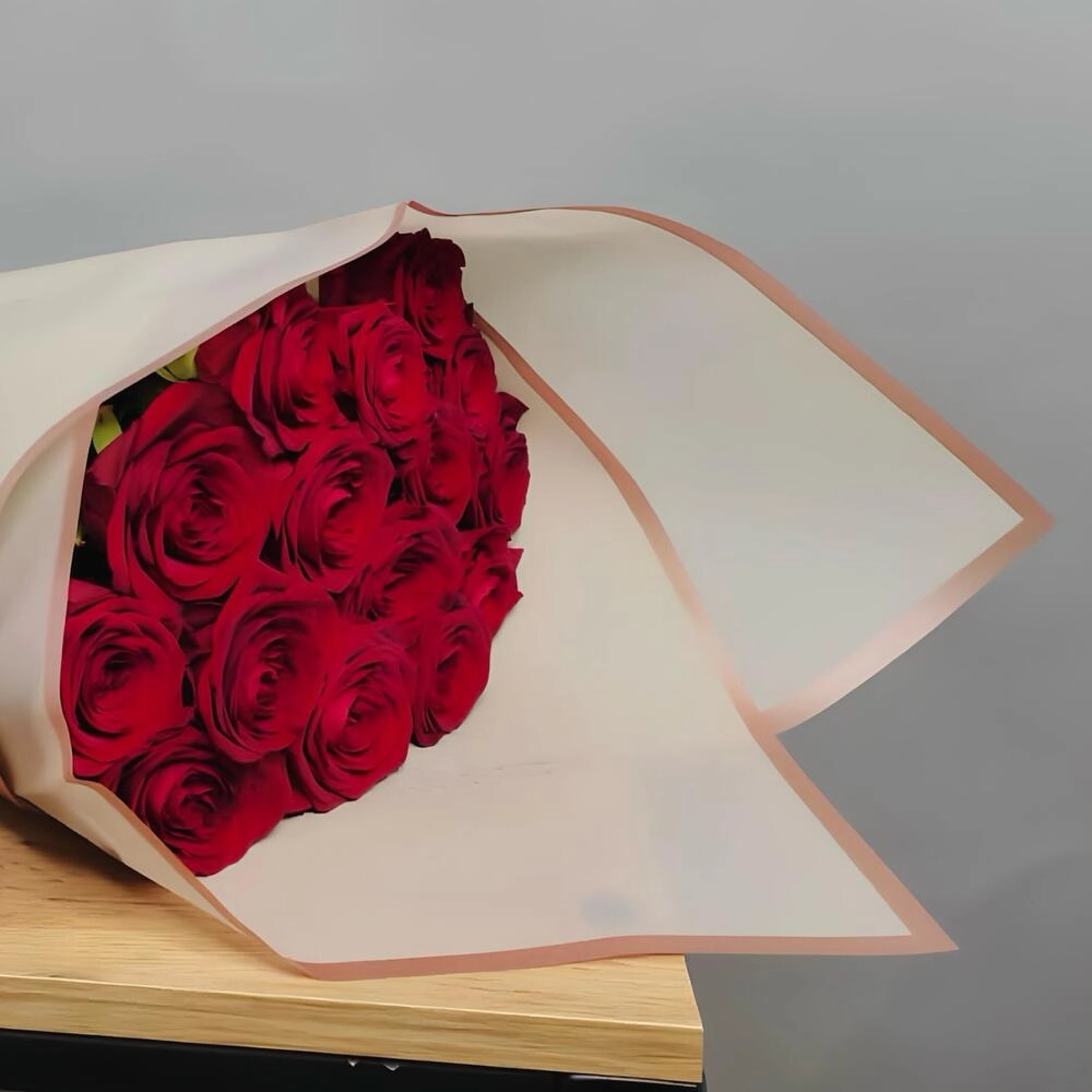 Roza buketi bağlamada