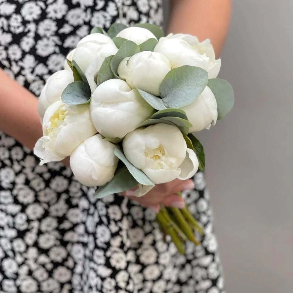 Gəlin buketi ağ pion ilə