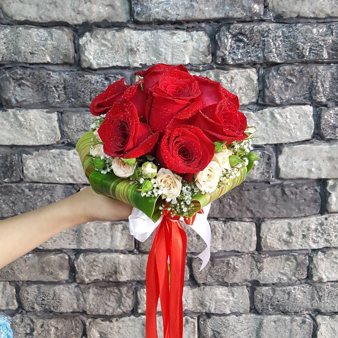 Gəlin buketi qırmızı rozalarla