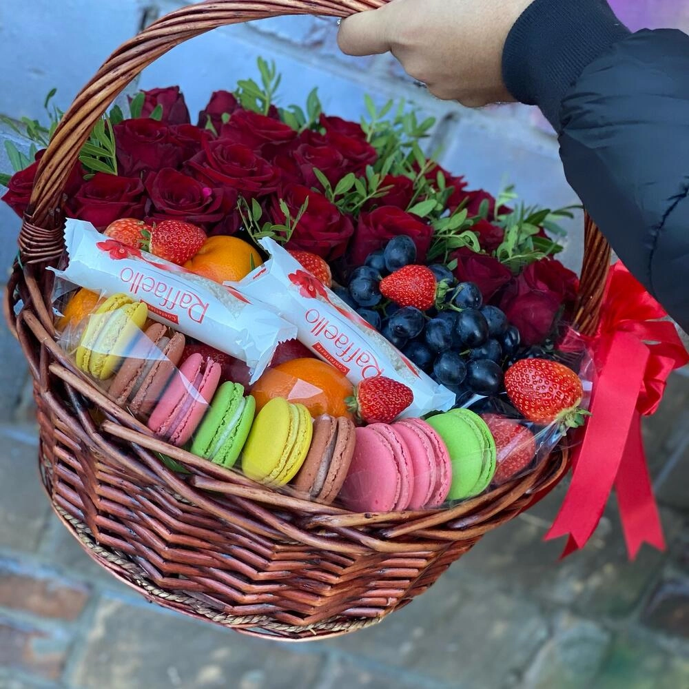 Qızılgül və meyvə səbəti