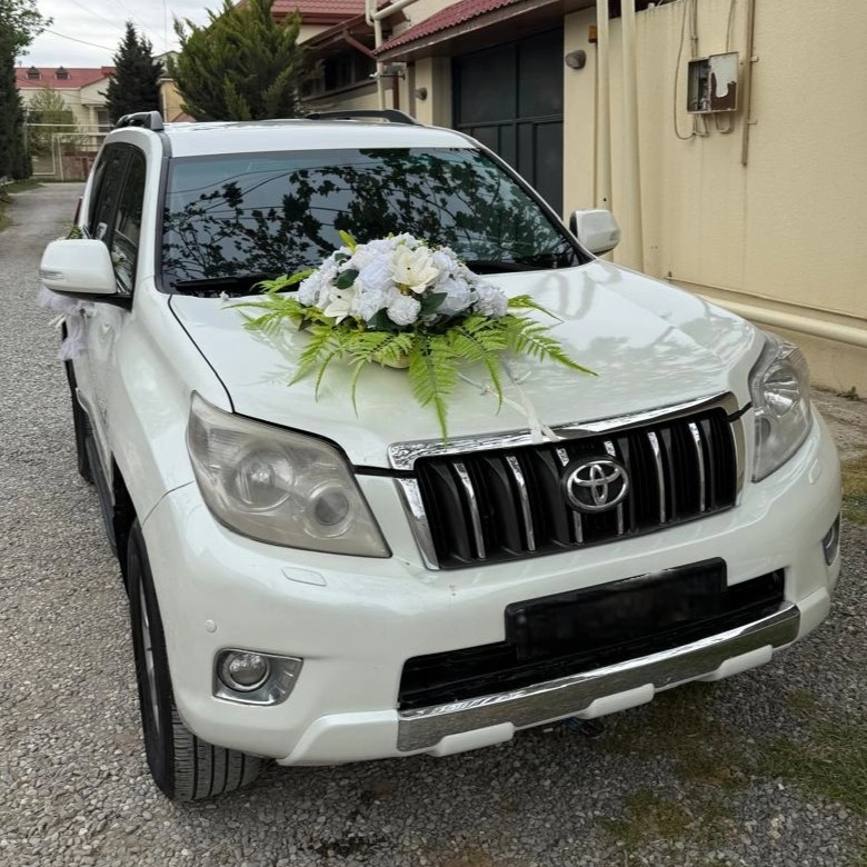 Maşın bəzəkləri ağ güllərlə