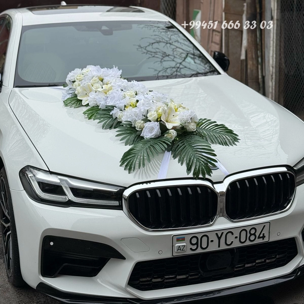 Maşın bəzəyi ağ güllərlə kirayə