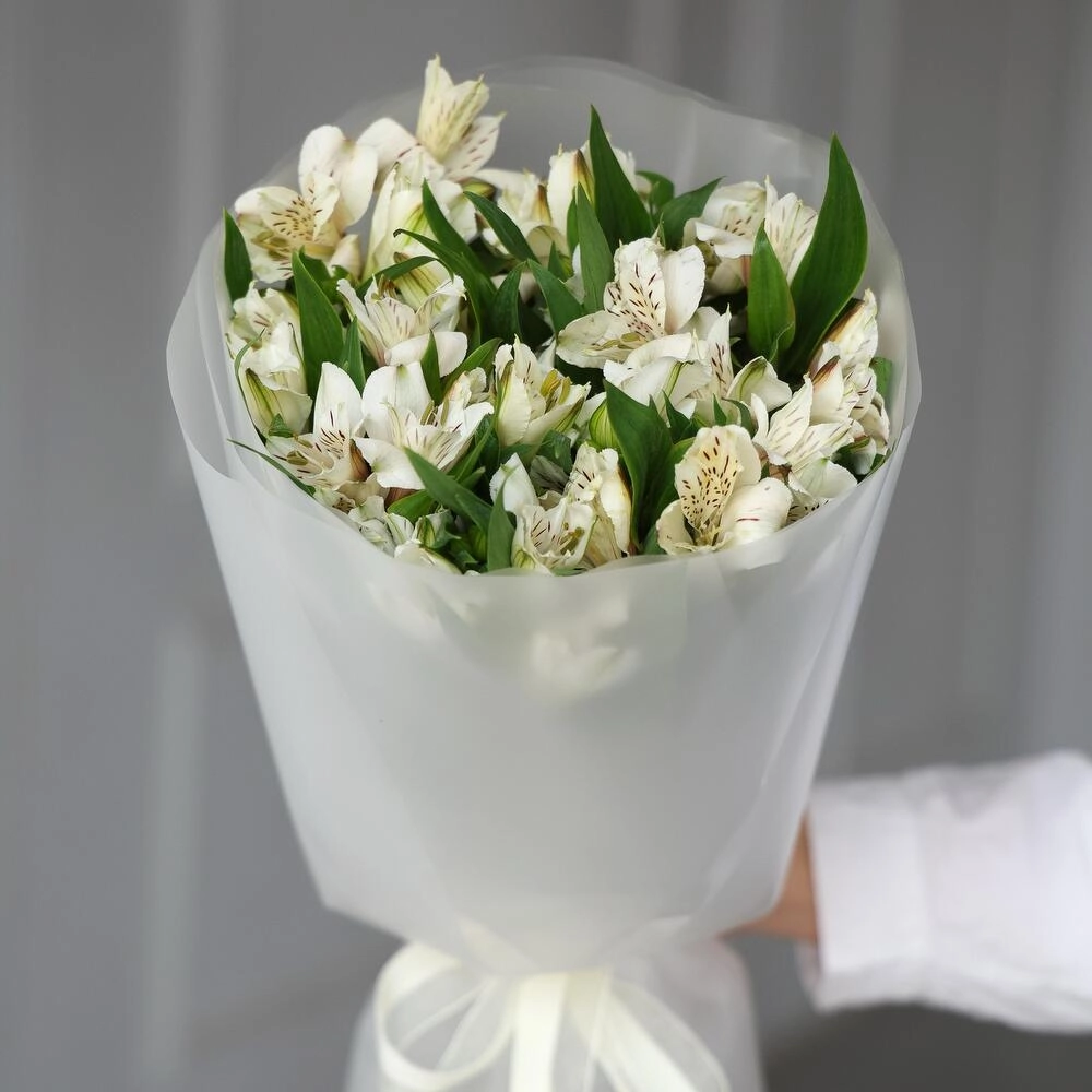 Gül buketi ağ alstrameriya