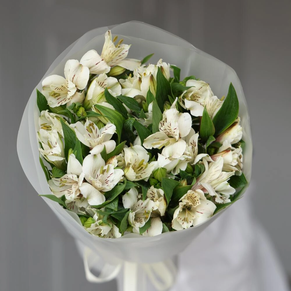 Gül buketi ağ alstrameriya