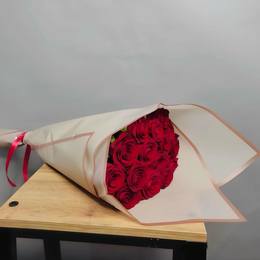 Roza buketi bağlamada