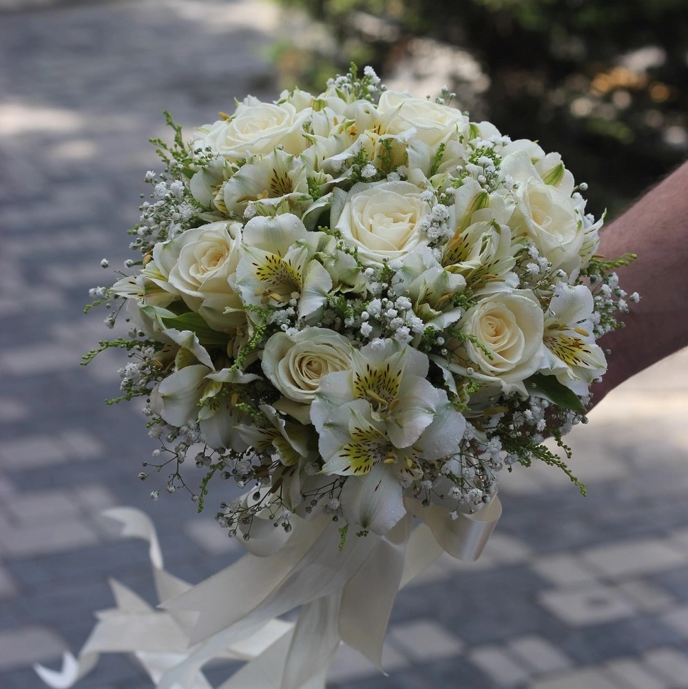 Gəlin buketi ağ tonlarda