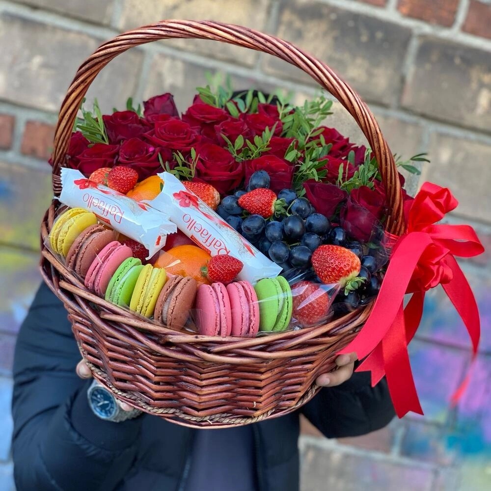 Qızılgül və meyvə səbəti