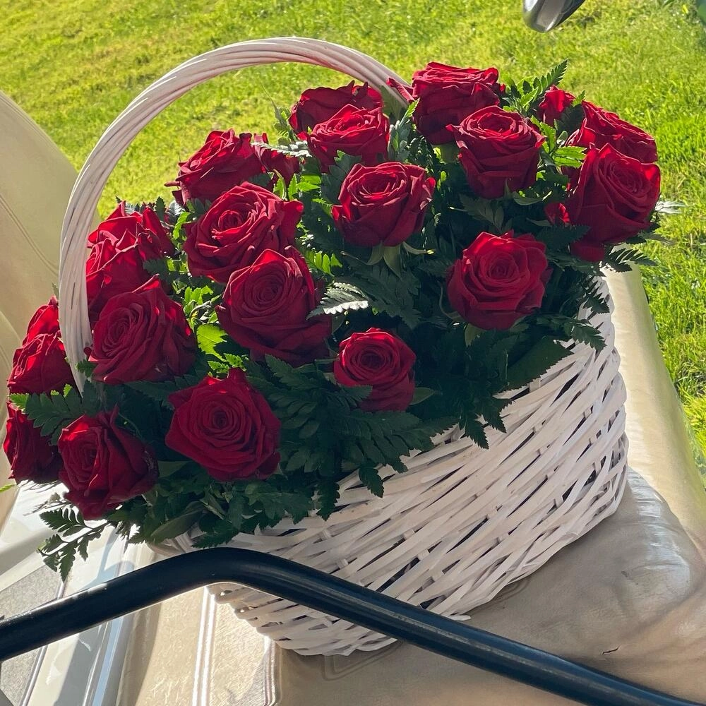 Gül səbəti qızılgüllər