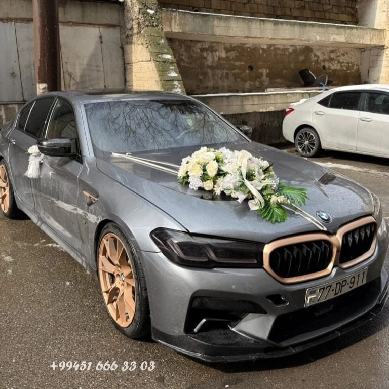 Maşın bəzəyi suni güllərlə