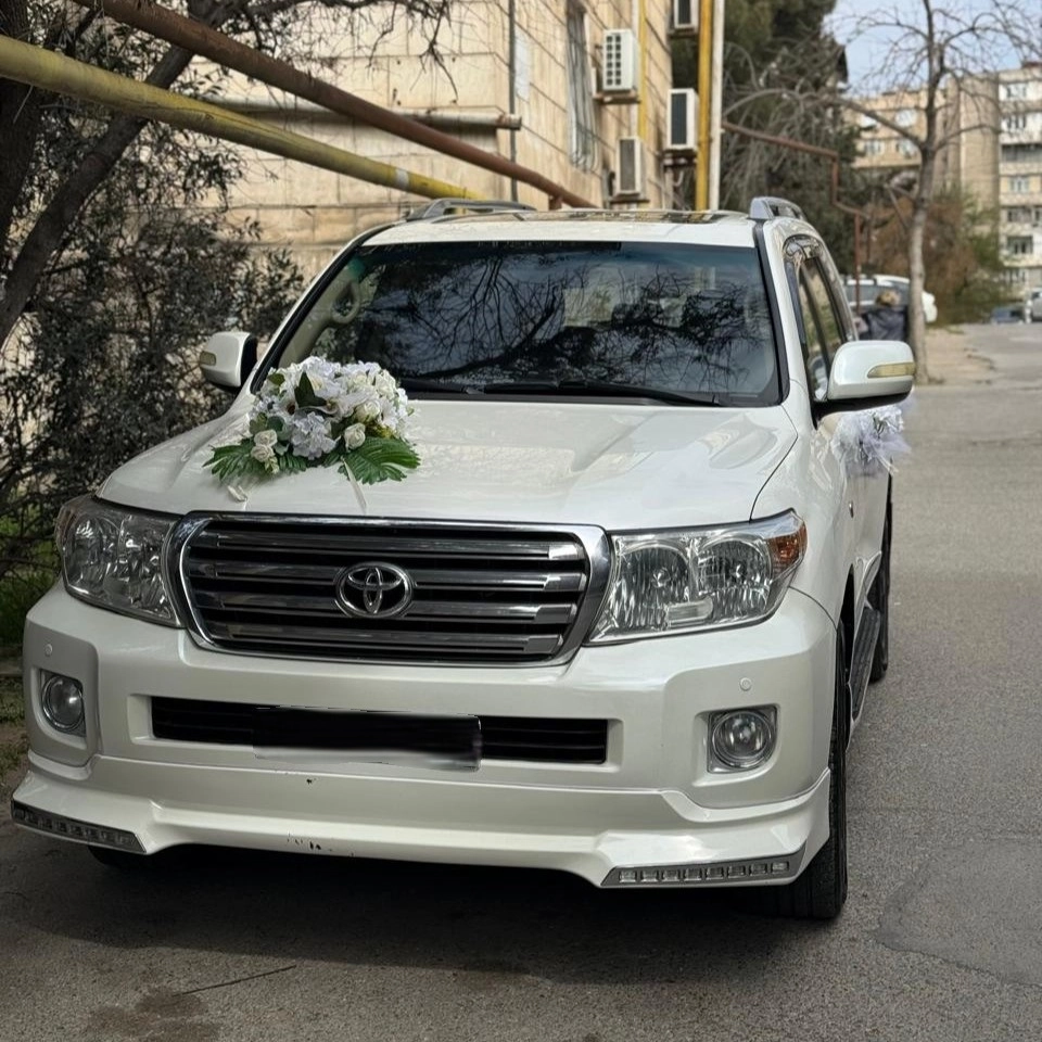 Maşın bəzəyi suni ağ güllərlə