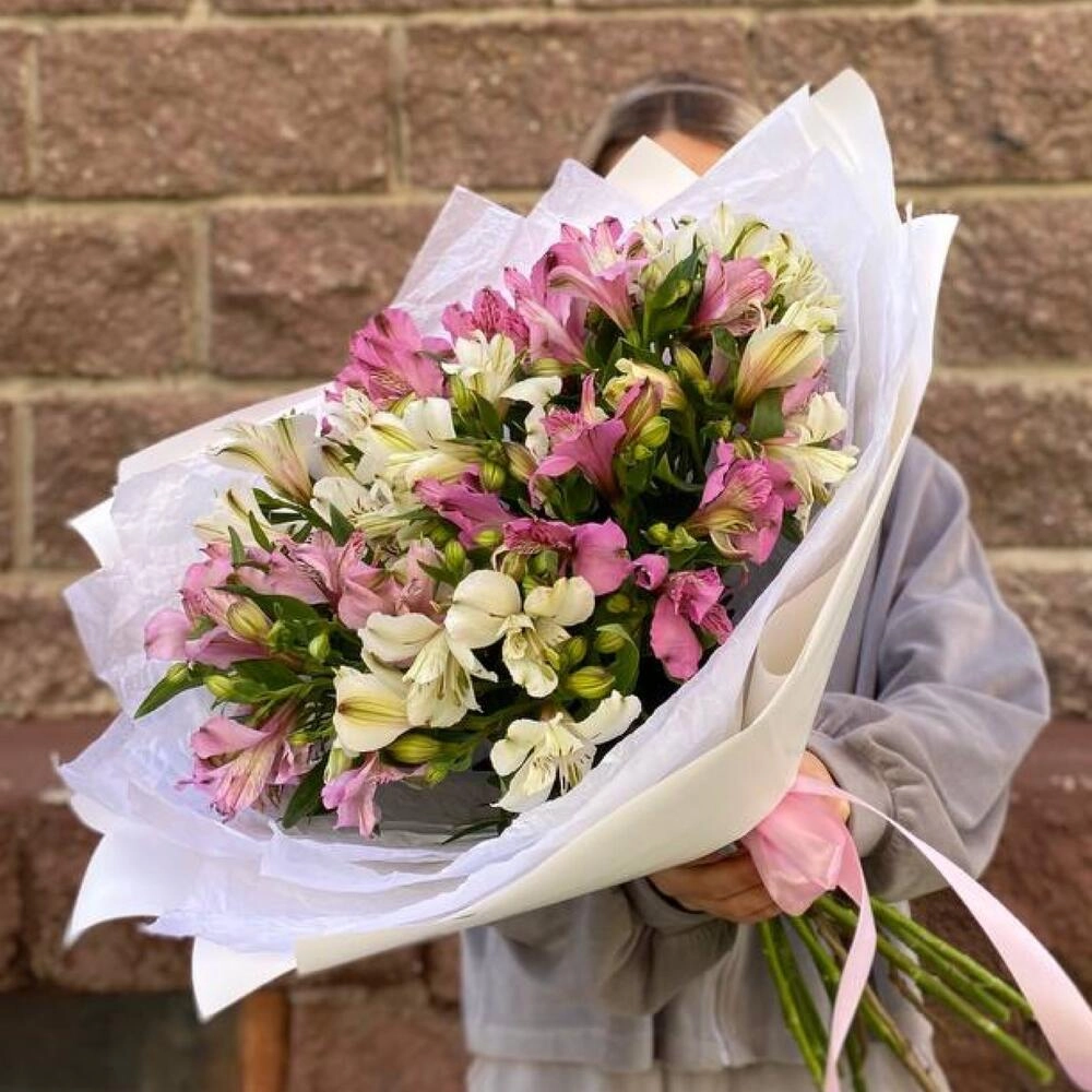 Gül buketi alstrameriya ilə