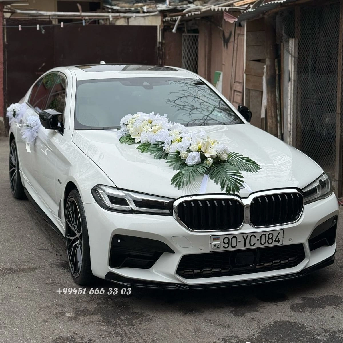 Maşın bəzəyi ağ güllərlə kirayə