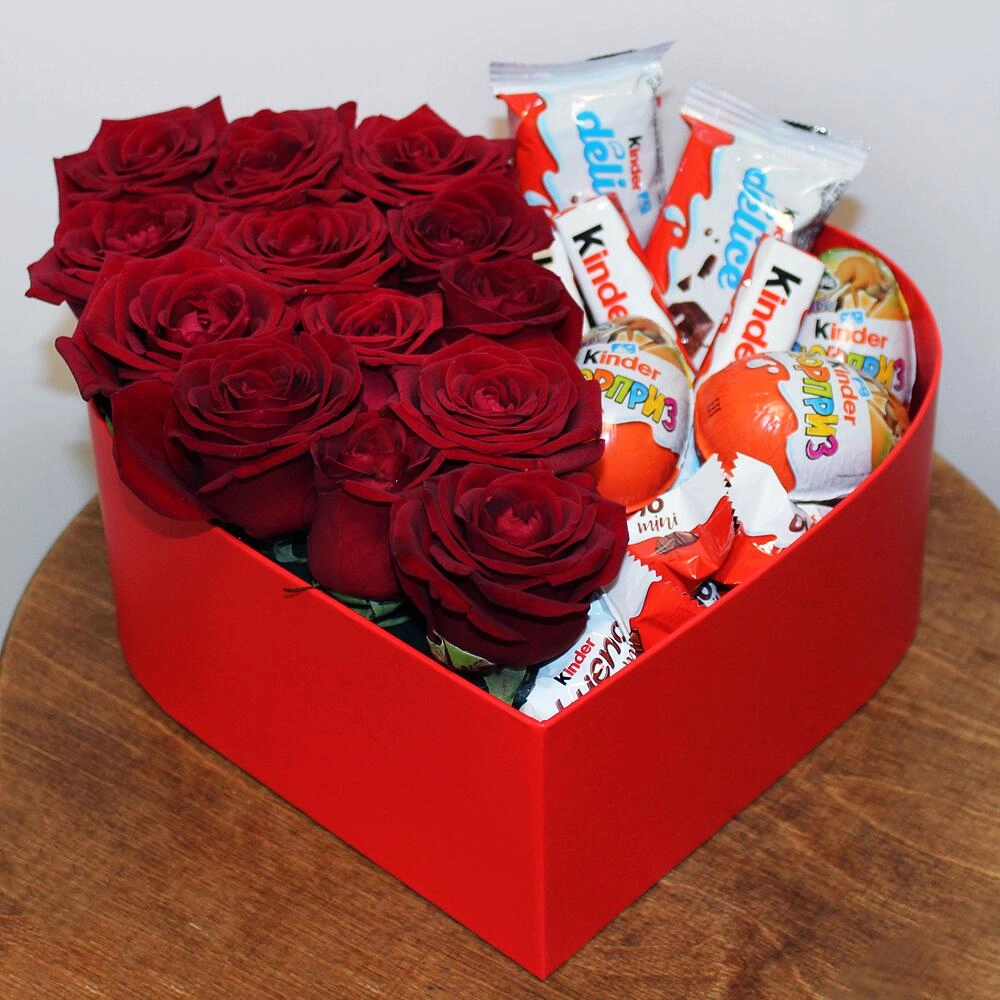 Qızılgül kinderlə ürək qutuda