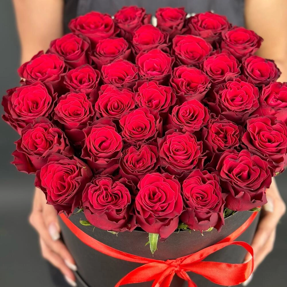 Qutuda qırmızı qızılgüllər