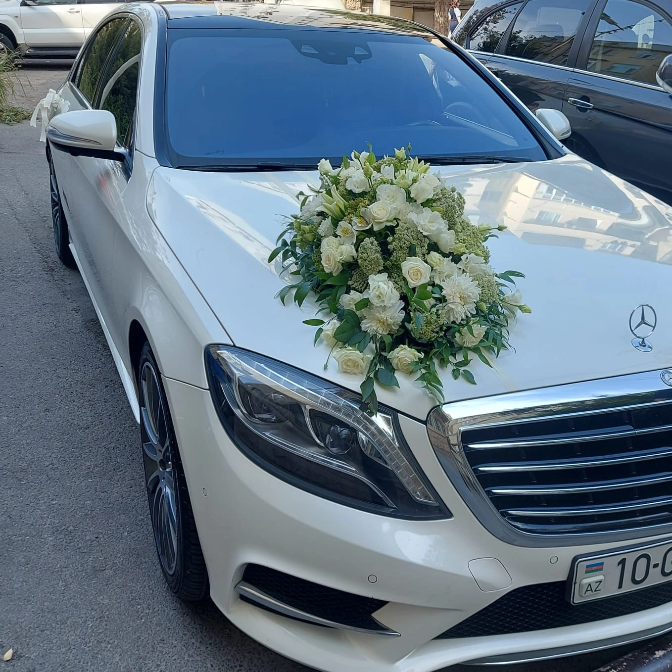 Maşın bəzəyi ağ rozalar