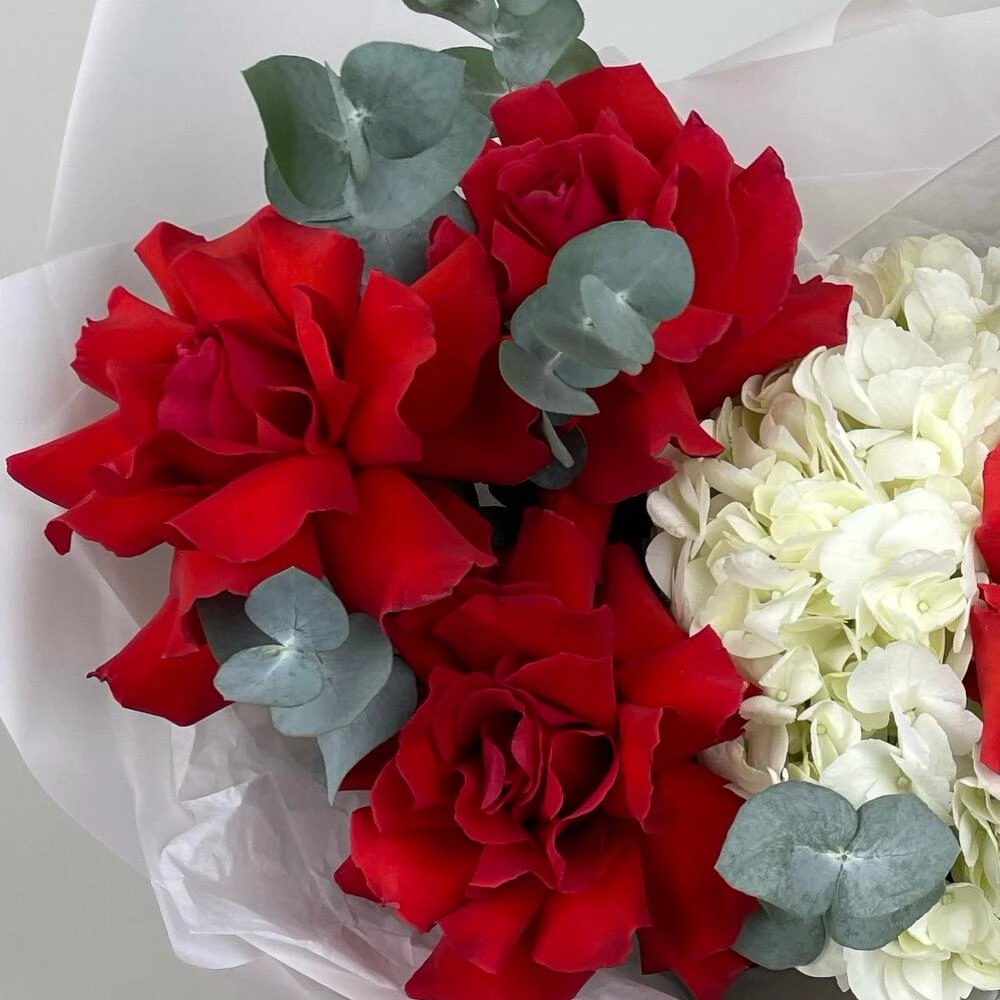 Gul buketi roza və qortenziya