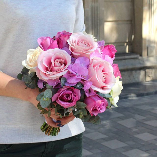 Gəlin gülü qızılgüllərlə