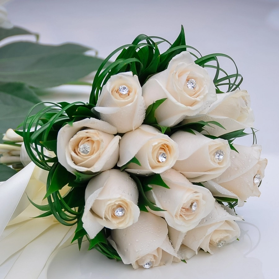 Gəlin buketi ağ rozalarla