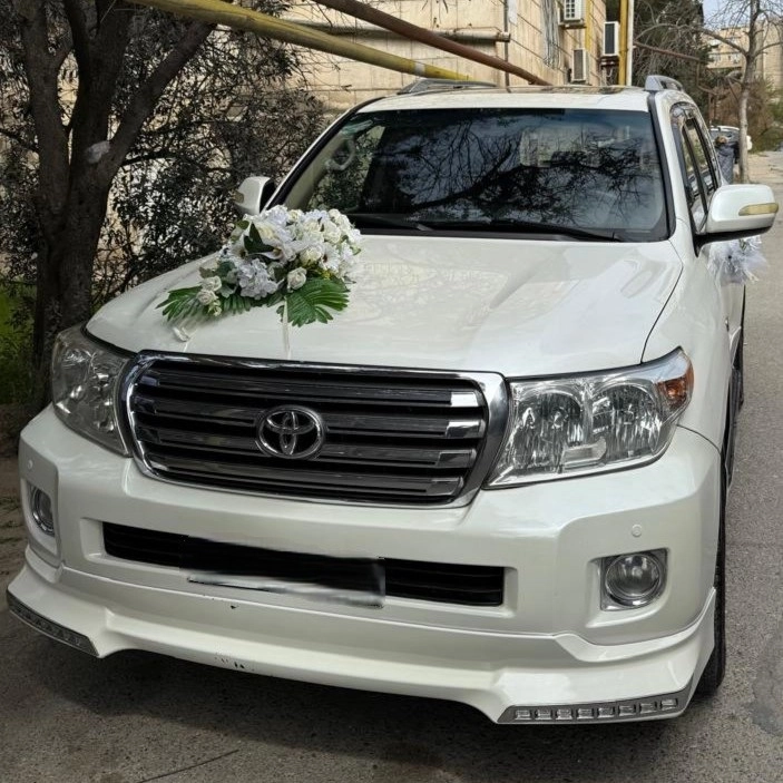 Maşın bəzəyi suni ağ güllərlə