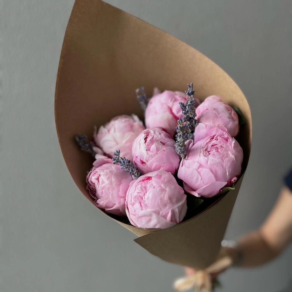 Pion buketi kraft bağlamada