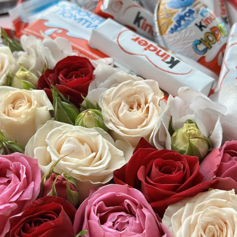 Ürək qutuda kinder və güllər