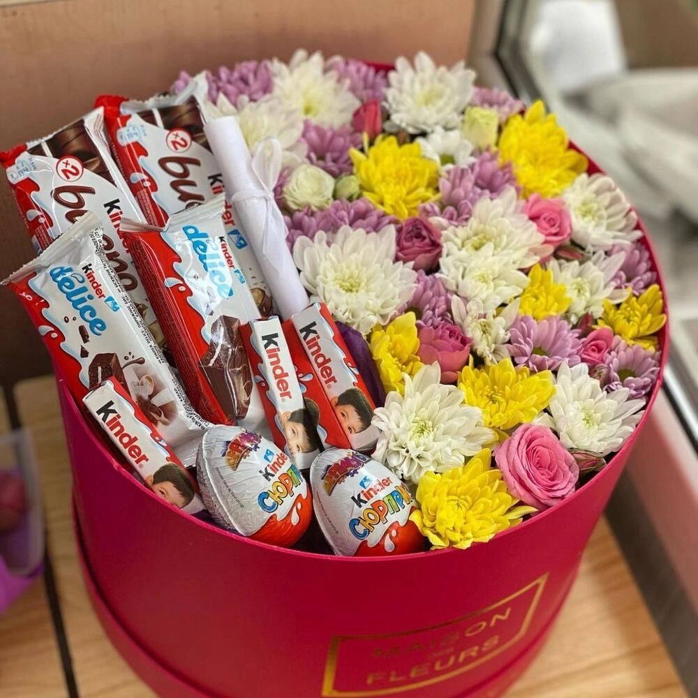 Kinder qutusu papatyalarla