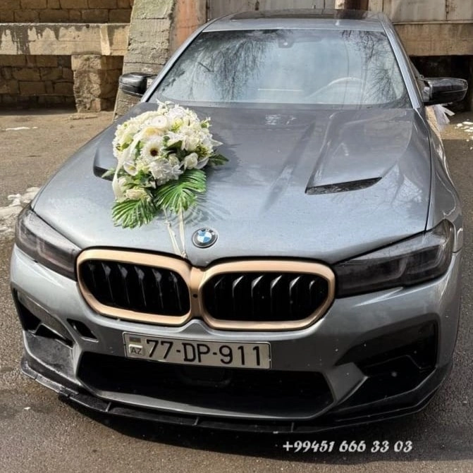 Maşın bəzəyi suni güllərlə