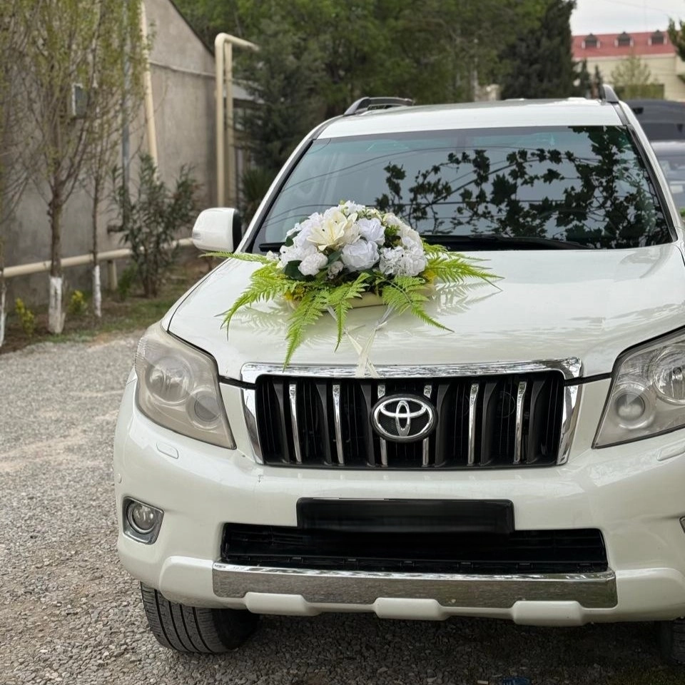 Maşın bəzəkləri ağ güllərlə