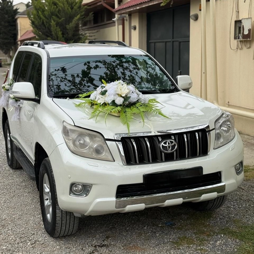 Maşın bəzəkləri ağ güllərlə