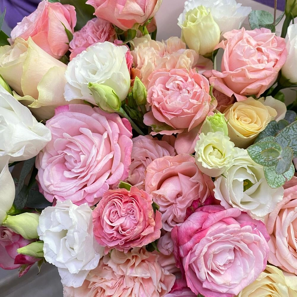 Qutuda qarışıq güllər