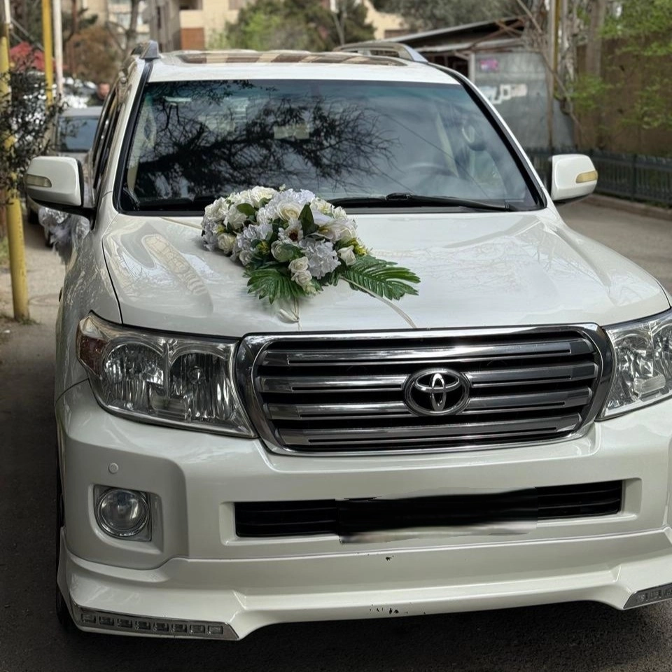 Maşın bəzəyi suni ağ güllərlə