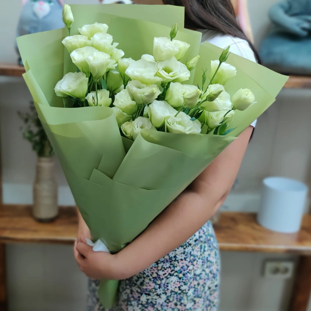 Ağ eustoma Buketlər