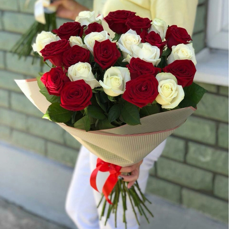 Ağ və qırmızı rozalarl Qızılgül