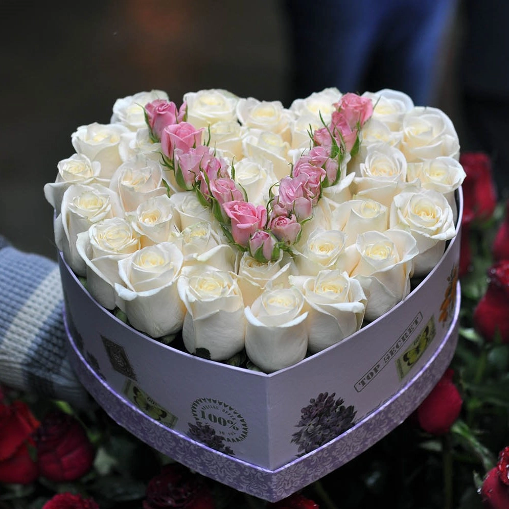 Güllərlə V hərfi 8 mart
