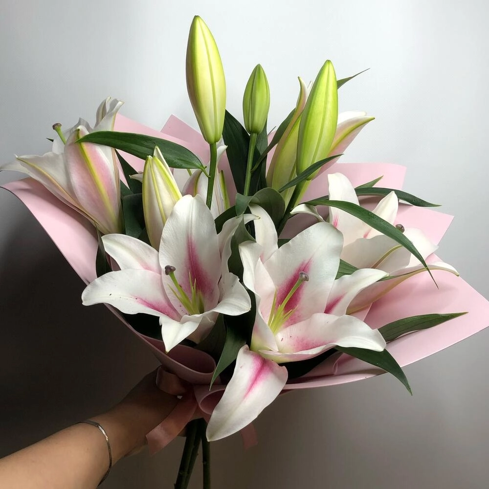 Liliya buketdə Buketlər