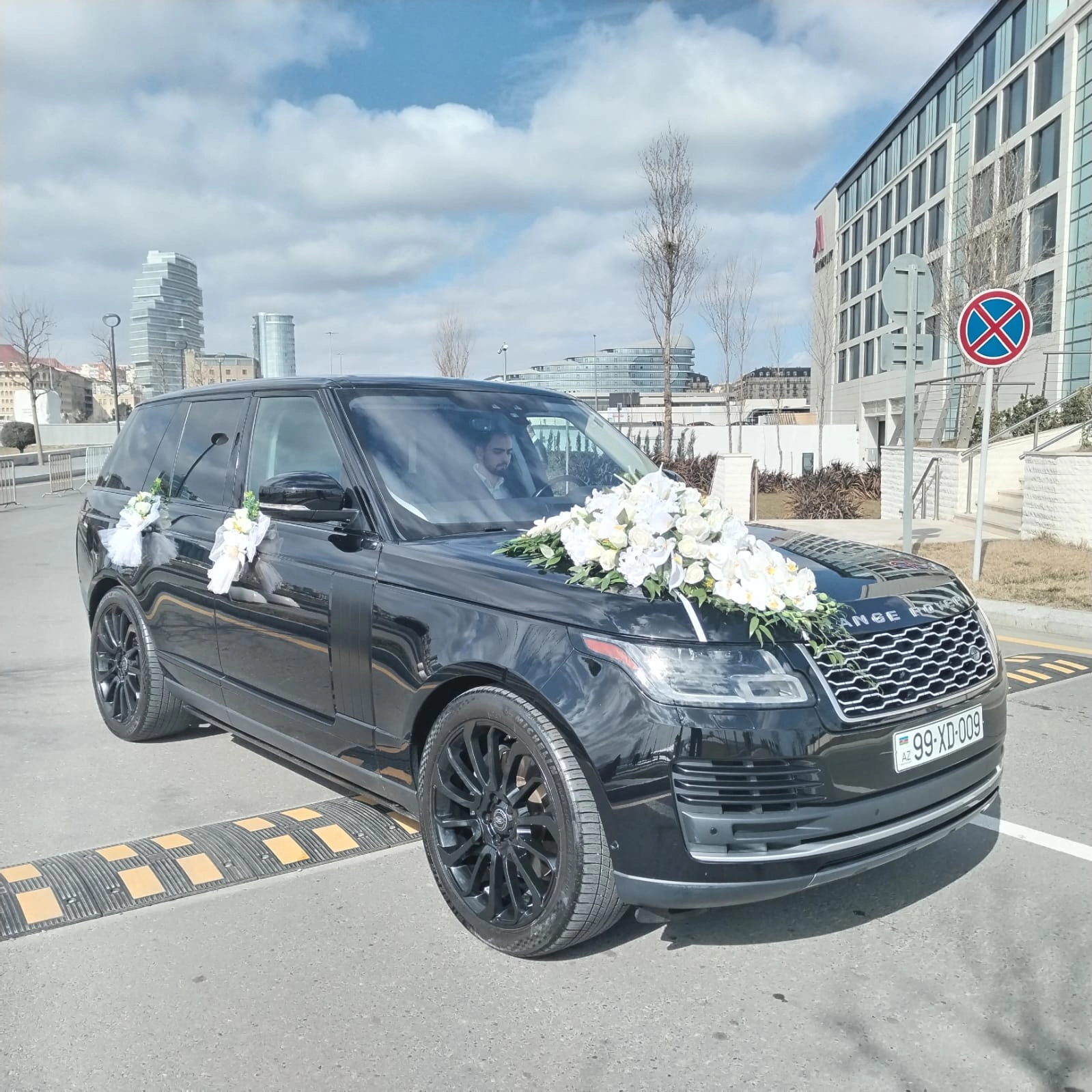 Maşın bəzədilmə ağ güllər Maşın bəzəmə